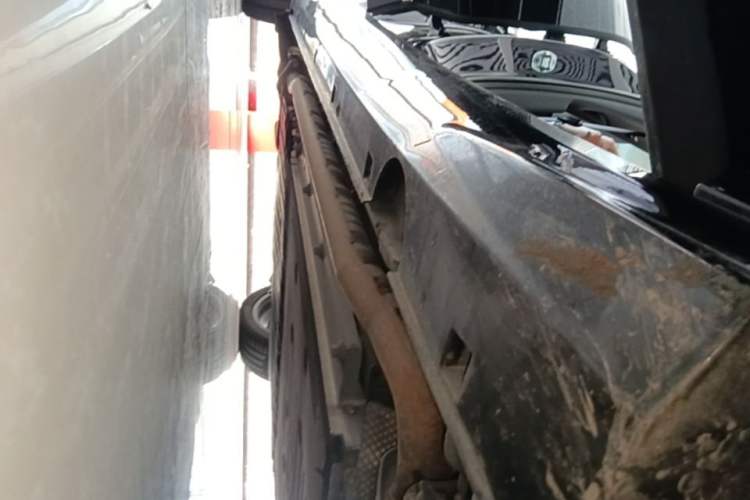 Used VOYAH PASSION 2024 PHEV Four-Wheel Drive Ultra-Long Range Flagship Model Right Side Sill