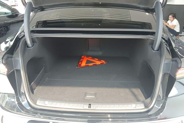 Used VOYAH PASSION 2024 PHEV Four-Wheel Drive Ultra-Long Range Flagship Model Trunk