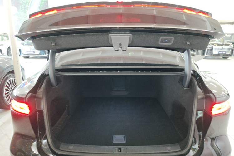 Used VOYAH PASSION 2024 PHEV Four-Wheel Drive Ultra-Long Range Executive Edition Trunk