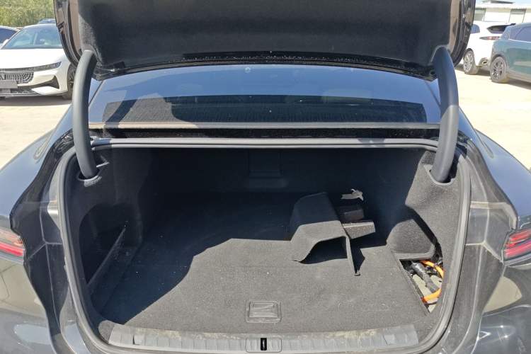 Used VOYAH PASSION 2024 PHEV Four-Wheel Drive Ultra-Long Range Flagship Model Trunk