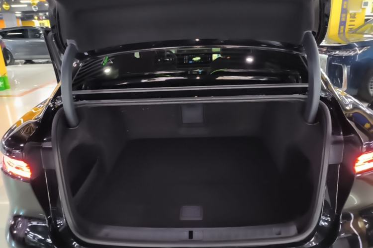 Used VOYAH PASSION 2024 PHEV Four-Wheel Drive Ultra-Long Range Flagship Model Trunk
