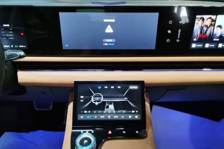 Used VOYAH PASSION 2024 PHEV Four-Wheel Drive Ultra-Long Range Flagship Model Audio And AC Panel
