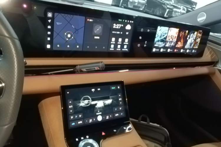 Used VOYAH PASSION 2024 PHEV Four-Wheel Drive Ultra-Long Range Flagship Model Audio And AC Panel