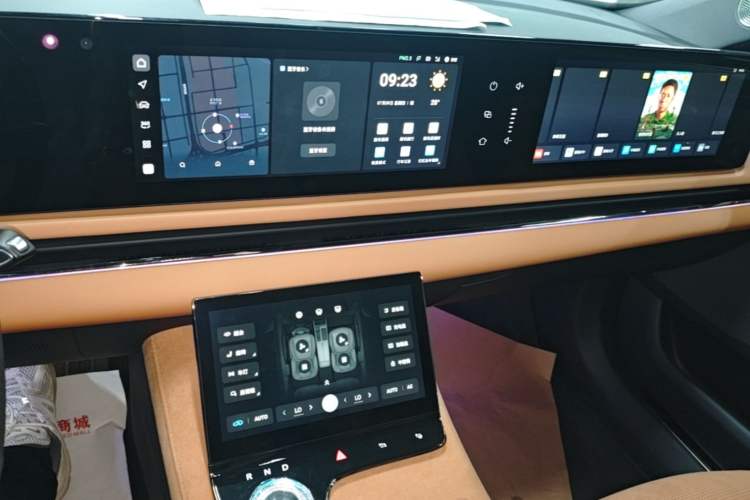 Used VOYAH PASSION 2024 PHEV Four-Wheel Drive Ultra-Long Range Flagship Model Audio And AC Panel