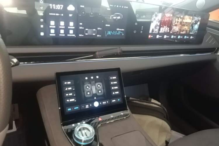 Used VOYAH PASSION 2024 PHEV Four-Wheel Drive Ultra-Long Range Flagship Model Audio And AC Panel