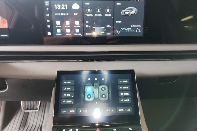 Used VOYAH PASSION 2024 PHEV Four-Wheel Drive Ultra-Long Range Flagship Model Audio And AC Panel