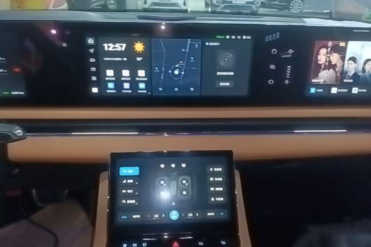 Used VOYAH PASSION 2024 PHEV Four-Wheel Drive Ultra-Long Range Flagship Model Audio And AC Panel