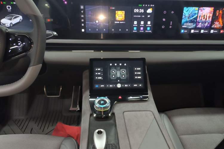 Used VOYAH PASSION 2024 PHEV Four-Wheel Drive Ultra-Long Range Executive Edition Audio And AC Panel