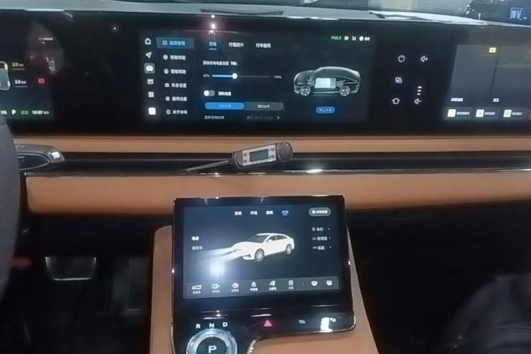 Used VOYAH PASSION 2024 PHEV Four-Wheel Drive Ultra-Long Range Flagship Model Audio And AC Panel