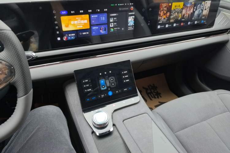 Used VOYAH PASSION 2024 PHEV Four-Wheel Drive Ultra-Long Range Executive Edition Audio And AC Panel