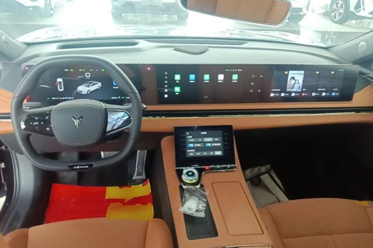 Used VOYAH PASSION 2024 PHEV Four-Wheel Drive Ultra-Long Range Flagship Model Center Console
