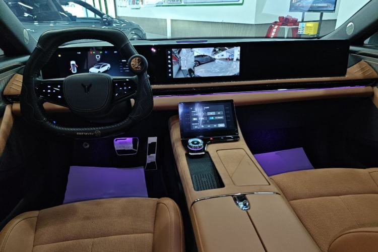 Used VOYAH PASSION 2024 PHEV Four-Wheel Drive Ultra-Long Range Flagship Model Center Console