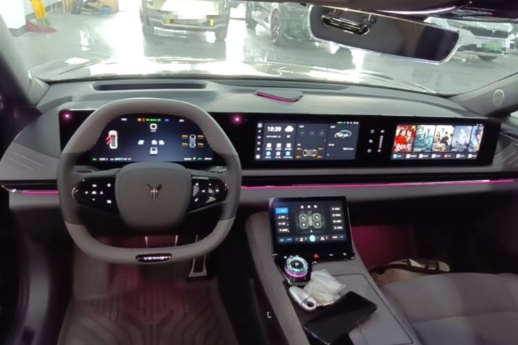 Used VOYAH PASSION 2024 PHEV Four-Wheel Drive Ultra-Long Range Flagship Model Center Console