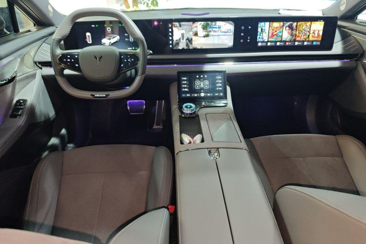 Used VOYAH PASSION 2024 PHEV Four-Wheel Drive Ultra-Long Range Flagship Model Center Console
