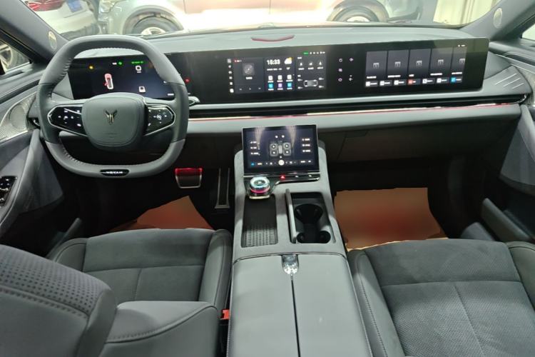 Used VOYAH PASSION 2024 PHEV Four-Wheel Drive Ultra-Long Range Flagship Model Center Console