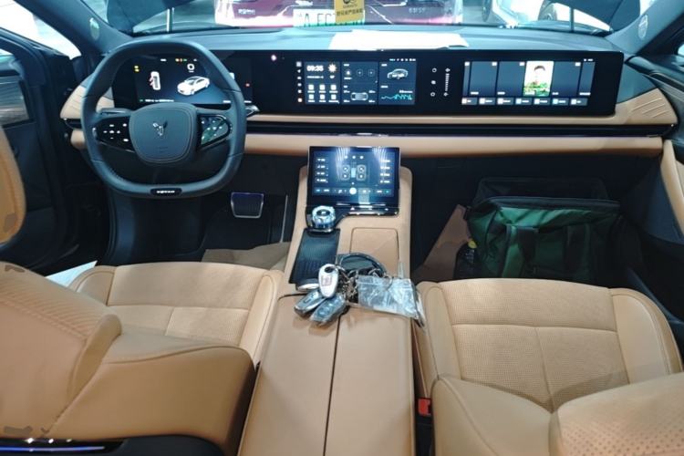 Used VOYAH PASSION 2024 PHEV Four-Wheel Drive Ultra-Long Range Flagship Model Center Console