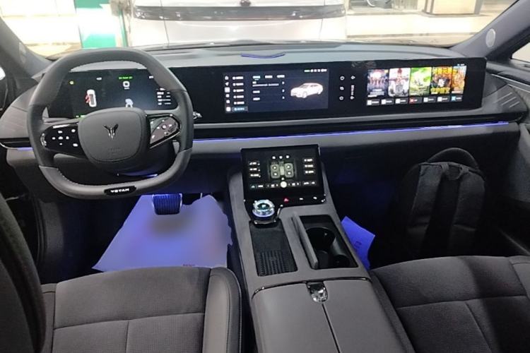 Used VOYAH PASSION 2024 PHEV Four-Wheel Drive Ultra-Long Range Flagship Model Center Console