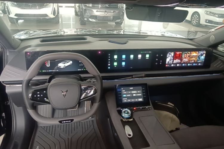 Used VOYAH PASSION 2024 PHEV Four-Wheel Drive Ultra-Long Range Flagship Model Center Console