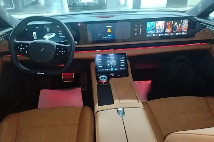 Used VOYAH PASSION 2024 PHEV Four-Wheel Drive Ultra-Long Range Flagship Model Center Console