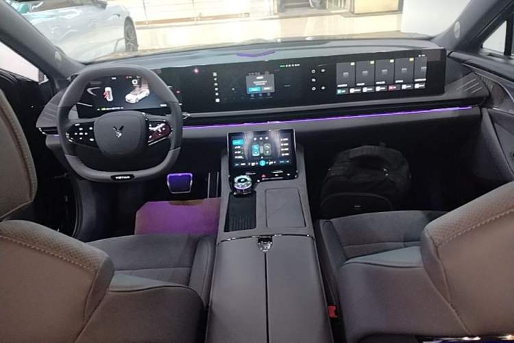 Used VOYAH PASSION 2024 PHEV Four-Wheel Drive Ultra-Long Range Flagship Model Center Console