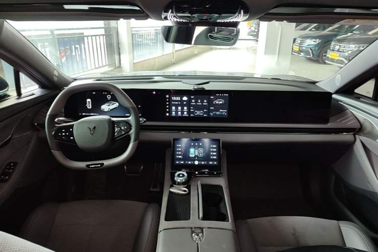 Used VOYAH PASSION 2024 PHEV Four-Wheel Drive Ultra-Long Range Flagship Model Center Console