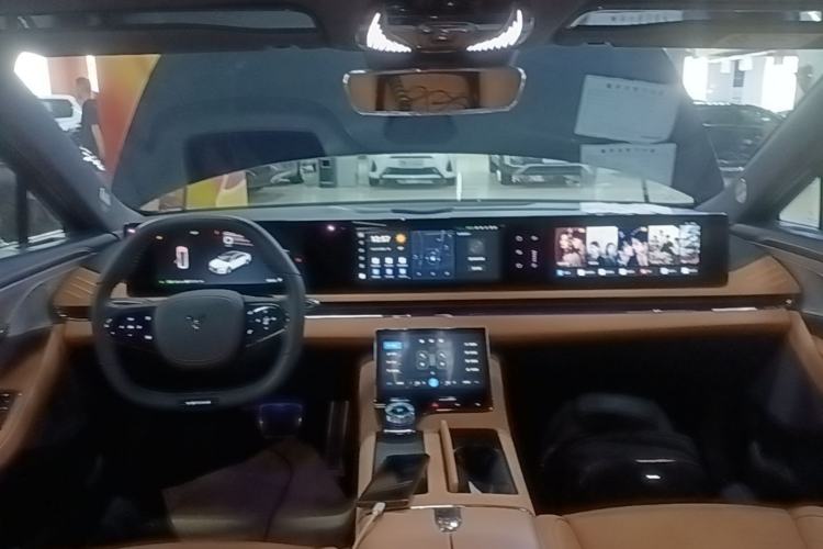 Used VOYAH PASSION 2024 PHEV Four-Wheel Drive Ultra-Long Range Flagship Model Center Console