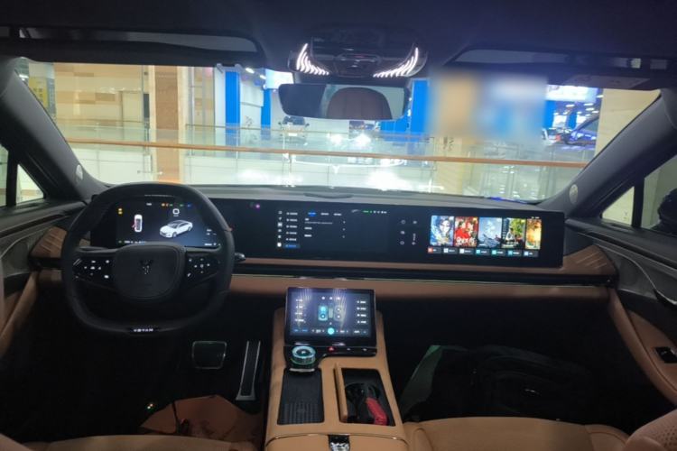 Used VOYAH PASSION 2024 PHEV Four-Wheel Drive Ultra-Long Range Flagship Model Center Console
