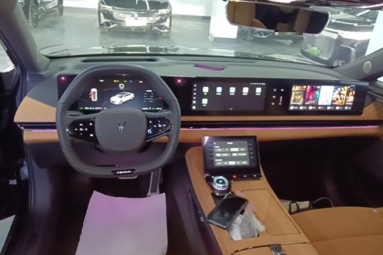 Used VOYAH PASSION 2024 PHEV Four-Wheel Drive Ultra-Long Range Flagship Model Center Console