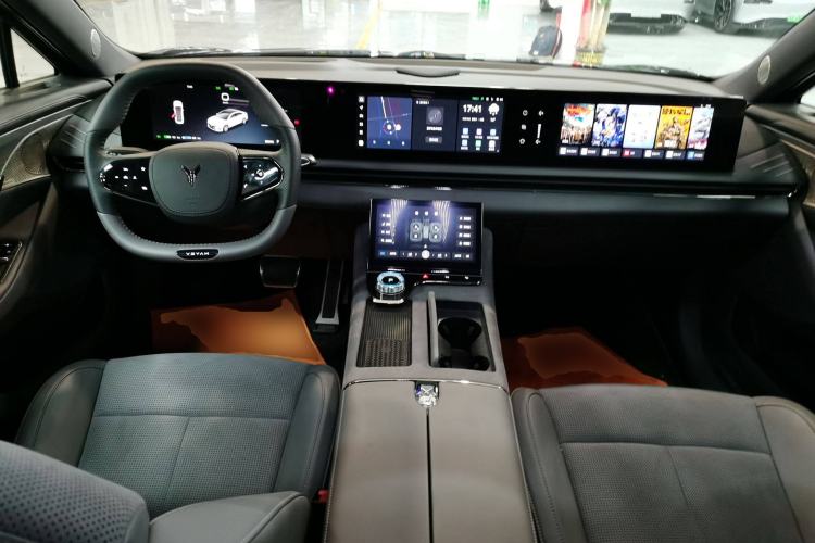 Used VOYAH PASSION 2024 PHEV Four-Wheel Drive Ultra-Long Range Flagship Model Center Console