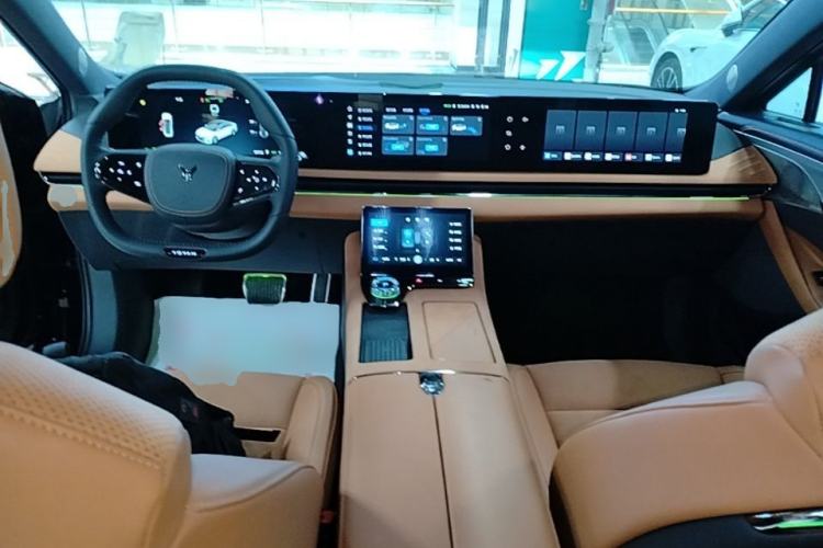Used VOYAH PASSION 2024 PHEV Four-Wheel Drive Ultra-Long Range Flagship Model Center Console