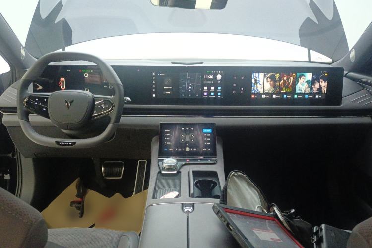 Used VOYAH PASSION 2024 PHEV Four-Wheel Drive Ultra-Long Range Flagship Model Center Console