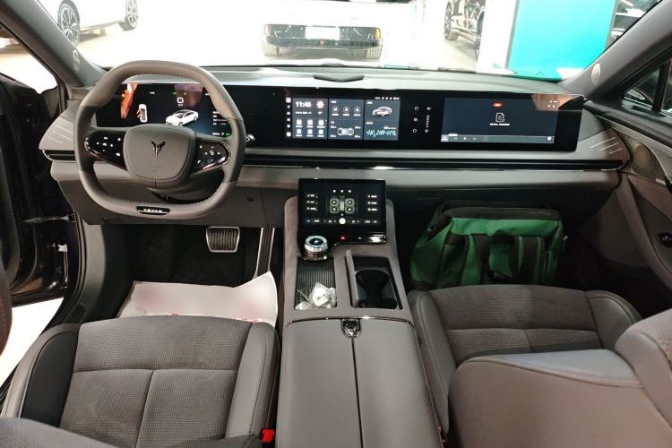 Used VOYAH PASSION 2024 PHEV Four-Wheel Drive Ultra-Long Range Flagship Model Center Console