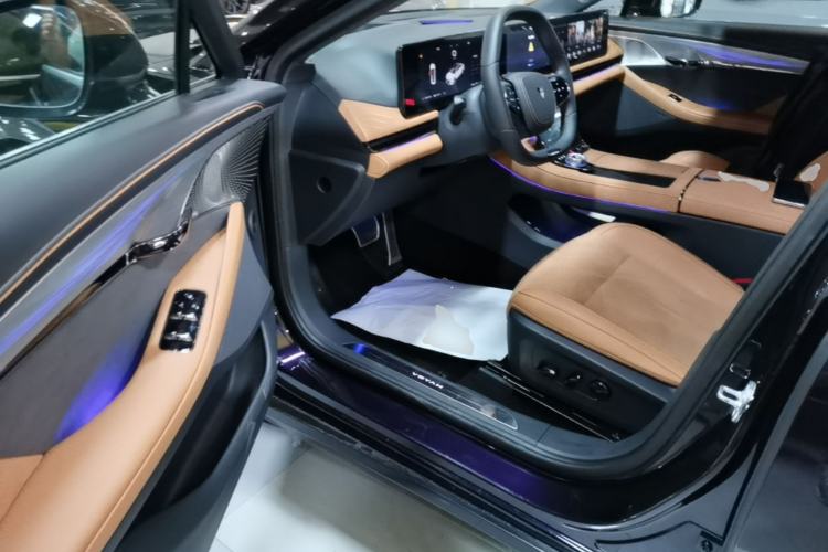 Used VOYAH PASSION 2024 PHEV Four-Wheel Drive Ultra-Long Range Flagship Model Driver Seat