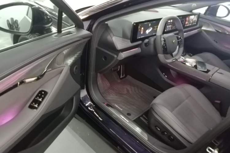 Used VOYAH PASSION 2024 PHEV Four-Wheel Drive Ultra-Long Range Flagship Model Driver Seat