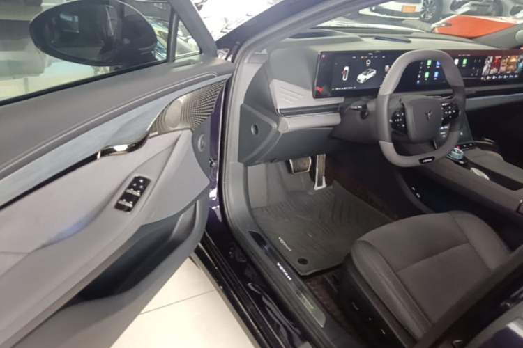 Used VOYAH PASSION 2024 PHEV Four-Wheel Drive Ultra-Long Range Flagship Model Driver Seat