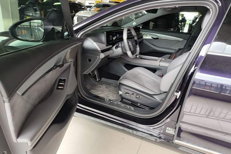 Used VOYAH PASSION 2024 PHEV Four-Wheel Drive Ultra-Long Range Flagship Model Driver Seat