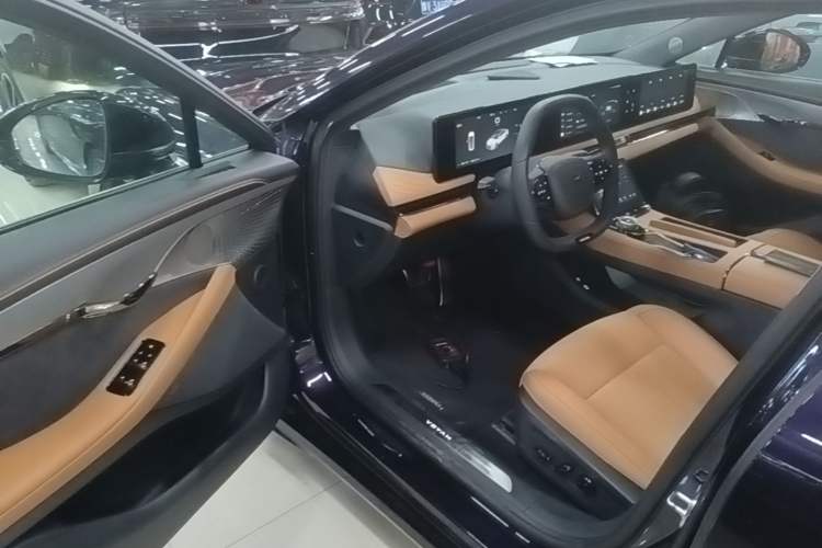 Used VOYAH PASSION 2024 PHEV Four-Wheel Drive Ultra-Long Range Flagship Model Driver Seat