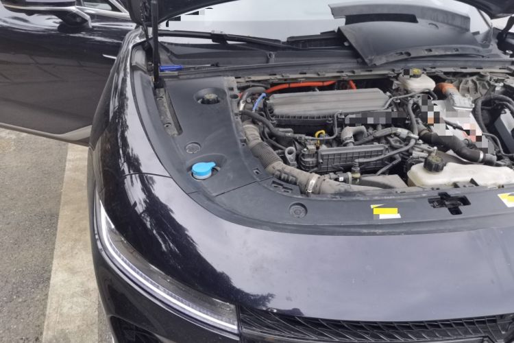 Used VOYAH PASSION 2024 PHEV Four-Wheel Drive Ultra-Long Range Flagship Model Engine Bay Right