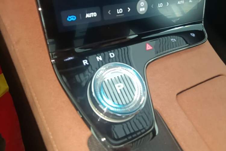 Used VOYAH PASSION 2024 PHEV Four-Wheel Drive Ultra-Long Range Flagship Model Gear Lever