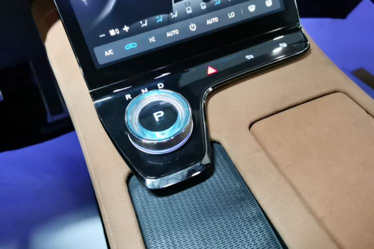 Used VOYAH PASSION 2024 PHEV Four-Wheel Drive Ultra-Long Range Flagship Model Gear Lever