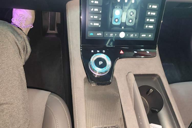 Used VOYAH PASSION 2024 PHEV Four-Wheel Drive Ultra-Long Range Flagship Model Gear Lever