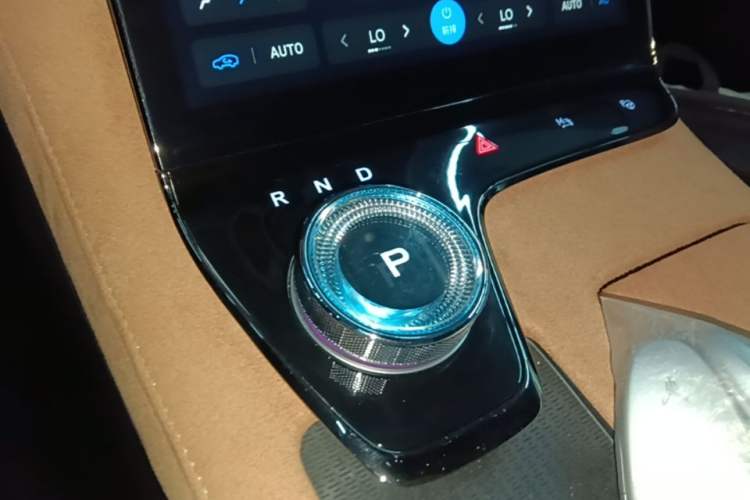 Used VOYAH PASSION 2024 PHEV Four-Wheel Drive Ultra-Long Range Flagship Model Gear Lever