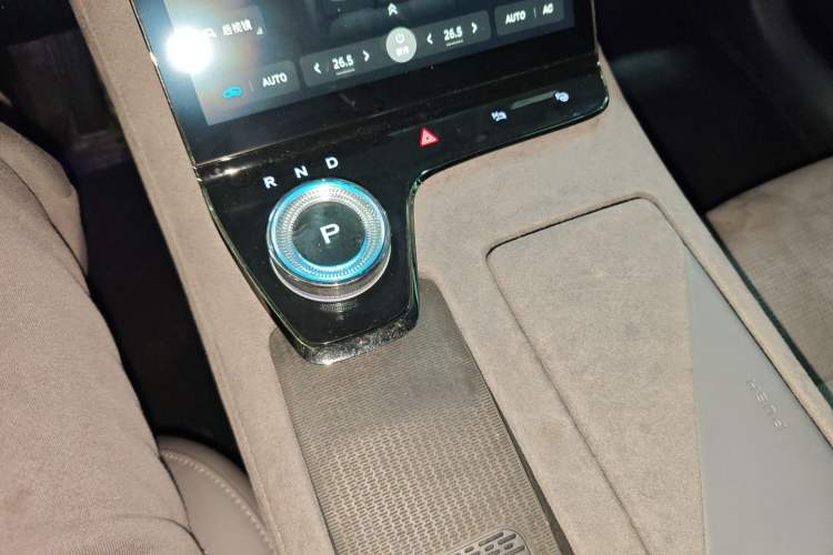 Used VOYAH PASSION 2024 PHEV Four-Wheel Drive Ultra-Long Range Flagship Model Gear Lever