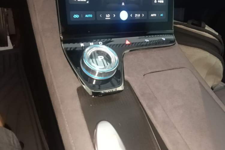 Used VOYAH PASSION 2024 PHEV Four-Wheel Drive Ultra-Long Range Flagship Model Gear Lever