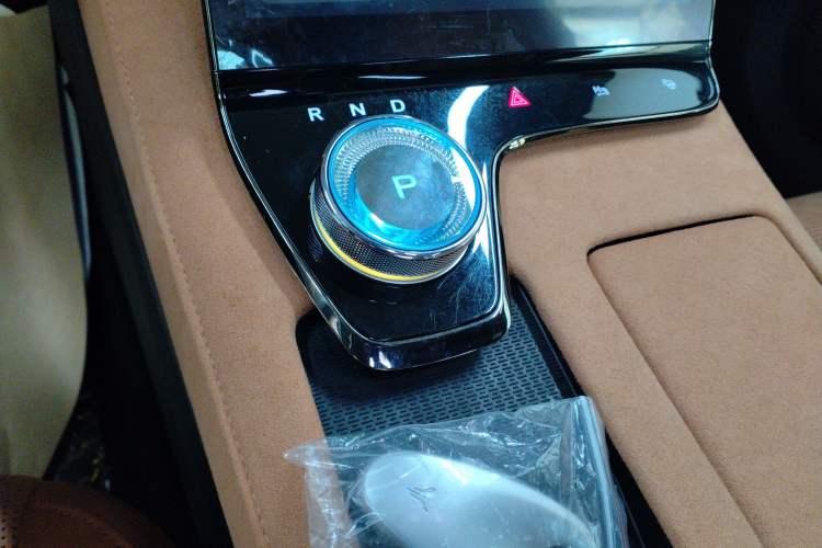 Used VOYAH PASSION 2024 PHEV Four-Wheel Drive Ultra-Long Range Flagship Model Gear Lever