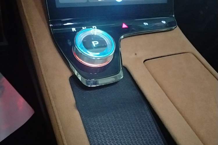 Used VOYAH PASSION 2024 PHEV Four-Wheel Drive Ultra-Long Range Flagship Model Gear Lever