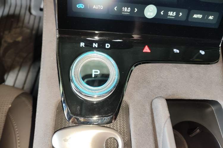 Used VOYAH PASSION 2024 PHEV Four-Wheel Drive Ultra-Long Range Flagship Model Gear Lever