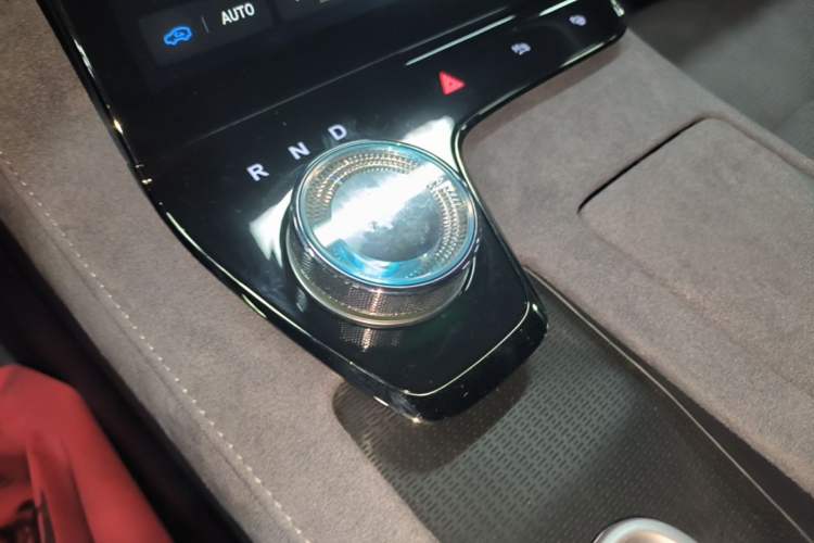 Used VOYAH PASSION 2024 PHEV Four-Wheel Drive Ultra-Long Range Executive Edition Gear Lever