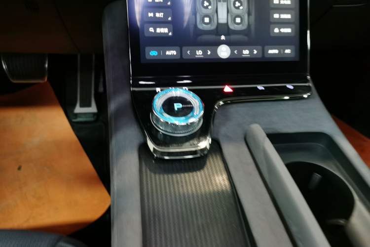 Used VOYAH PASSION 2024 PHEV Four-Wheel Drive Ultra-Long Range Flagship Model Gear Lever
