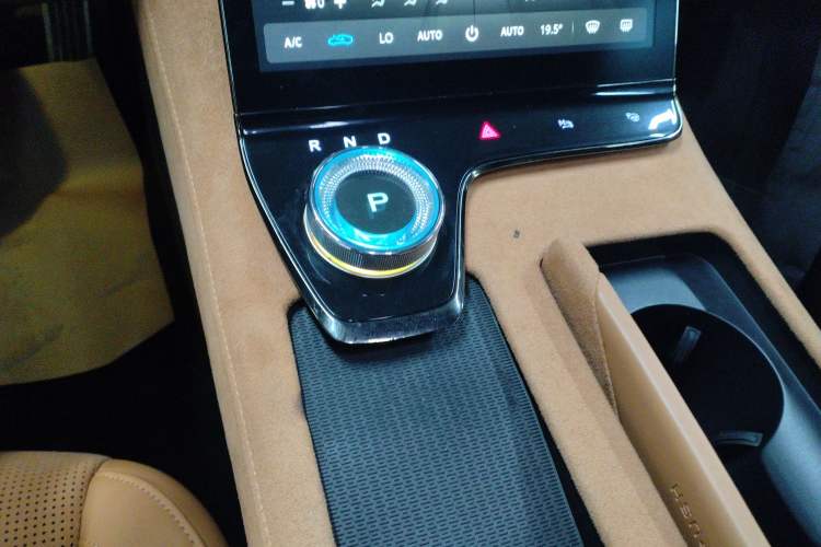 Used VOYAH PASSION 2024 PHEV Four-Wheel Drive Ultra-Long Range Flagship Model Gear Lever